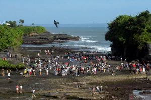 antarafoto-kunjungan-wisata-tanah-lot-bali-030522-nhw-1