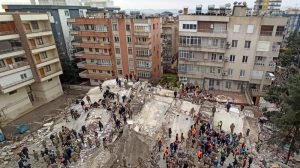 pandangan-udara-dari-puing-puing-bangunan-yang-runtuh-setelah-gempa-berkekuatan-74-melanda-sanliurfa-turkiye-pada-06-februari--1_169