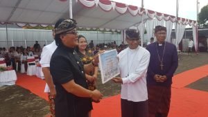berita_241304070453_BupatiGiriPrastaSerahkanDanaHibahRp57,7Miliar,BangunGerejaGKPBJemaatBetlehemUntal-untal