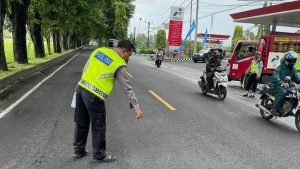 polisi-mengolah-tkp-lakalantas-anak-wabup-jembrana-di-jalan-denpasar-gilimanuk-banjar-tengah-desa-mendoyo-dauhtukad-kecamatan-_169