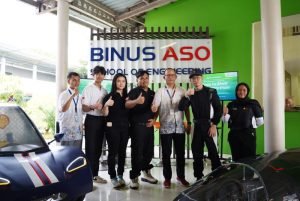 Dekan BINUS ASO School of Engineering (Prof Fergyanto Gunawan-tengah batik putih) bersama tim DBASE yang akan berlaga di Shell Ecomarathon 2024 di Mandalika Lombok NTB (1)