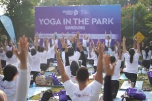 CELEBRITY FITNESS INDONESIA RAYAKAN WORLD WELLNESS WEEKEND 2024 DENGAN ACARA TAHUNAN YOGA IN THE PARK DI BANDUNG