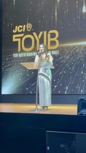 Kecintaan yang kuat terhadap komunikasi, membuat Ms. Gek Tri aktif terlibat dalam berbagai organisasi dan menjadi pemenang TOYIB 2024 Bali (1) (1)