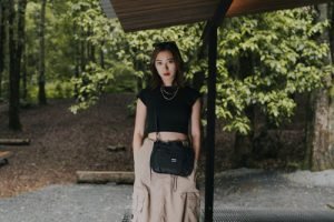 Rekomendasi Tas Kecil Multifungsi Biar Bawaan Tetap Aman (1)