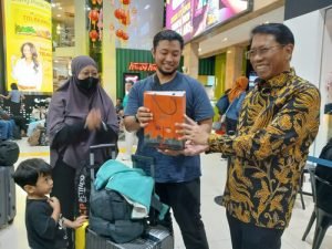 Dirut KAI Sapa Pelanggan dan Sampaikan Permohonan Maaf atas Keterlambatan KA Akibat Banjir di Grobogan (1) (1)