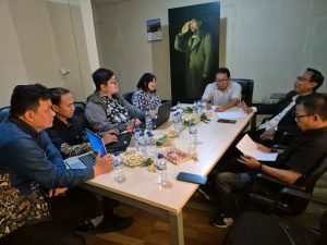 Ketum SMSI Firdaus (tengah) bersama Sekjen Makali Kumar menerima kunjungan Tim KPK untuk mencegah korupsi di sektor usaha media siber di Jakarta Selasa, (27/5/2025)