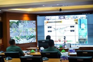 Foto: Rapat Koordinasi Teknis (Rakornis) TNI Manunggal Membangun Desa (TMMD) ke-125 Tahun Anggaran 2025 yang digelar secara daring dari Command Center Soekertijo, Makodam IX/Udayana, Kamis (10/7/2025). (Barometerbali/udy/rah)