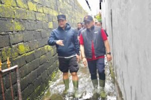 Tinjau Titik Banjir di Kedonganan (8)_se5xTeDm1M
