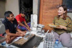 Kunjungi Perajin Disabilitas di Carangsari (2)_EgKOK26R7d