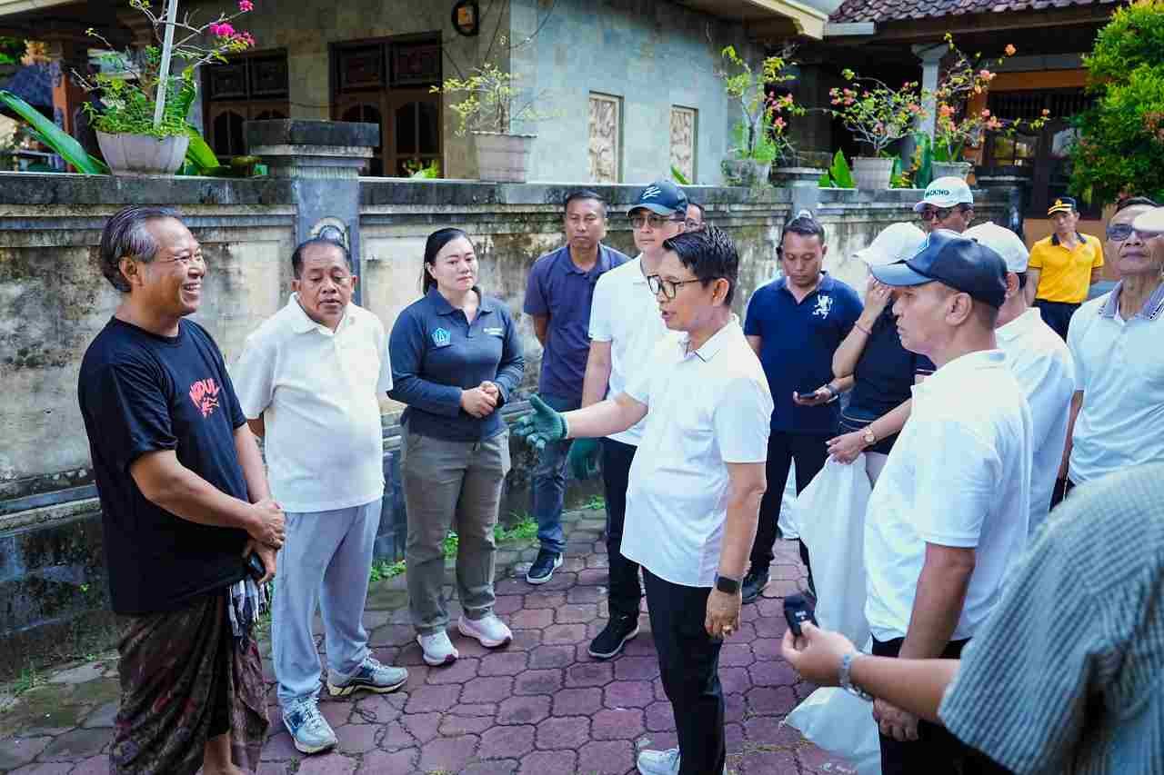 Pimpin Aksi Bersih di Kuta (9)_gyDUZ6cO6d