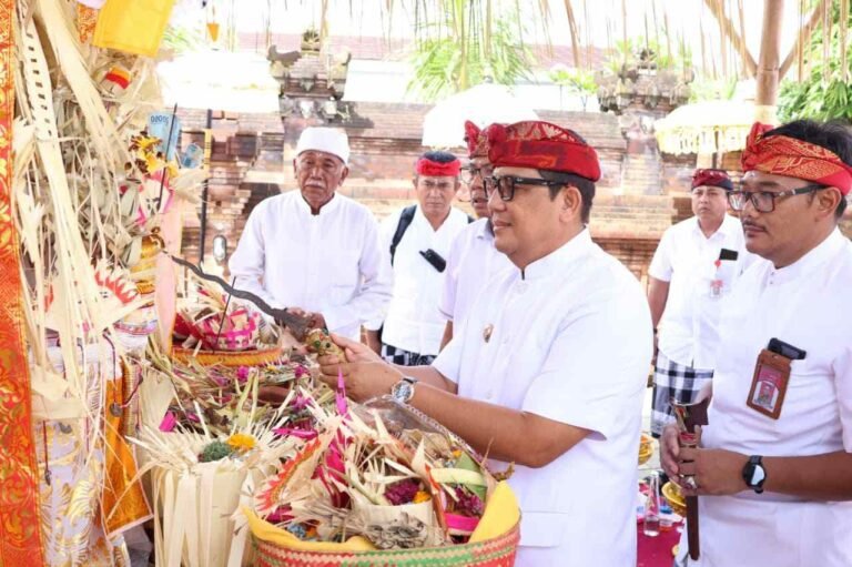 Bupati Sanjaya Hadiri Pemelasapasan Padmasana RSUD Singasana