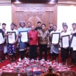 Serahkan Hadiah Ogoh-Ogoh, Koster dan Giri Prasta Minta STT Kembangkan Kreativitas dan Kuatkan Jati Diri Bali