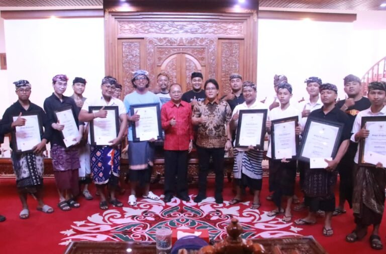 Serahkan Hadiah Ogoh-Ogoh, Koster dan Giri Prasta Minta STT Kembangkan Kreativitas dan Kuatkan Jati Diri Bali