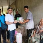 Peduli Terhadap Warga, Bupati Satria Bantu Dua Lansia di Desa Sarimerta