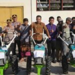 Serahkan Bantuan Traktor, Bupati Kembang Pacu Modernisasi Pertanian di Jembrana