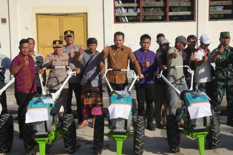 Serahkan Bantuan Traktor, Bupati Kembang Pacu Modernisasi Pertanian di Jembrana