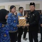 Lantik Pejabat Tinggi dan PNS, Bupati Kembang Tekankan Integritas dan Responsivitas di Media Sosial