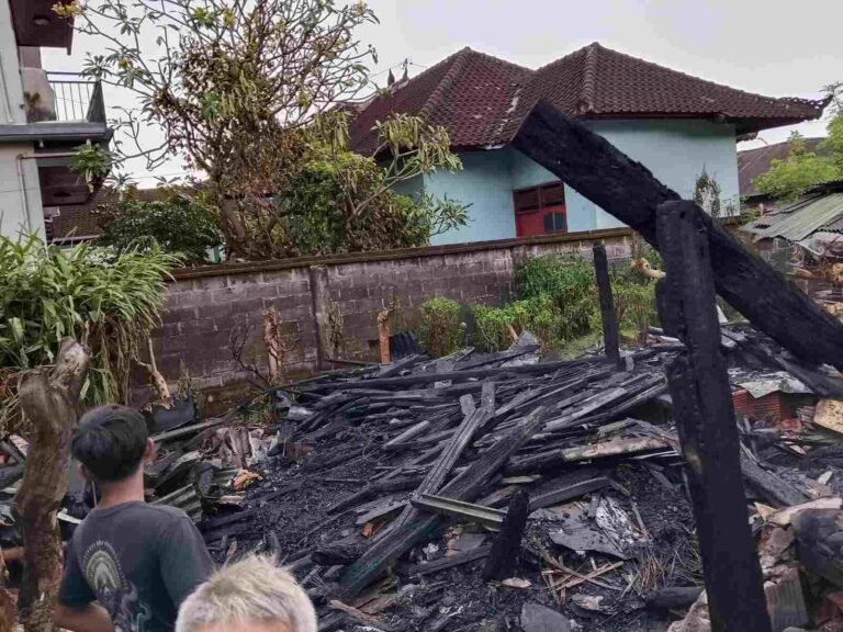 Dapur Tradisional di Sumerta Kelod Terbakar, Damkar Terkendala Akses Gang Sempit