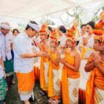 Melaspas Pura Dalem Gede Abianbase, Bupati Adi Arnawa Serahkan Bantuan
