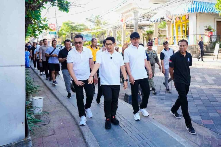 Bupati Adi Arnawa Rancang Penataan Besar Kuta, Trotoar 4 Meter hingga Transportasi Listrik