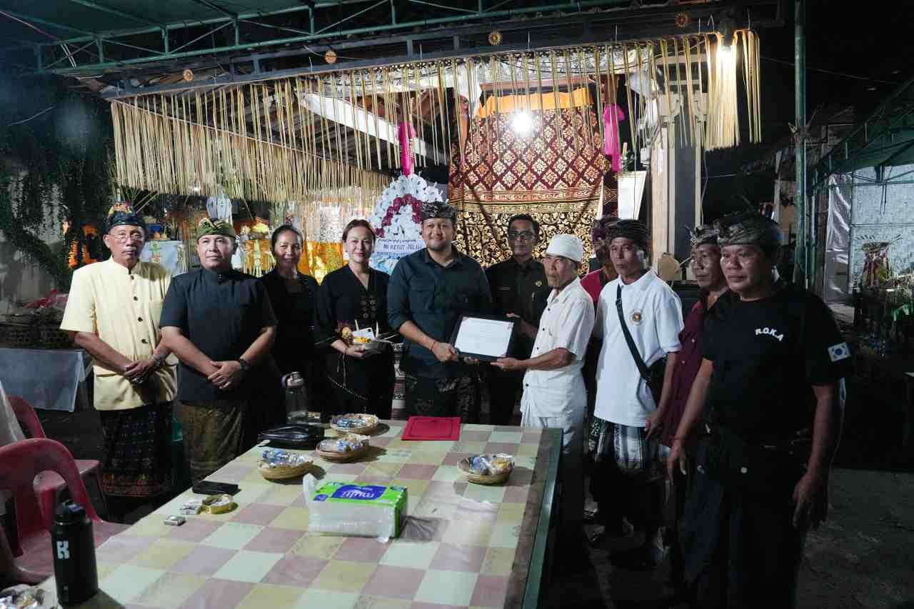 penyerahan akte kematian di Darmasaba (1)_S657Lr2d0J