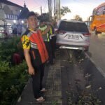 Hilang Kendali, Innova Xenic Seruduk Dua Motor Parkir di Jalur Nasional Denpasar-Gilimanuk