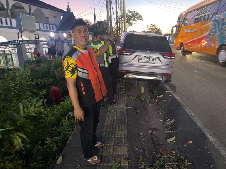 Hilang Kendali, Innova Xenic Seruduk Dua Motor Parkir di Jalur Nasional Denpasar-Gilimanuk