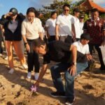 Hari Lingkungan Hidup Sedunia,Koster Pimpin Korve Bersih Sampah di Pantai Samuh
