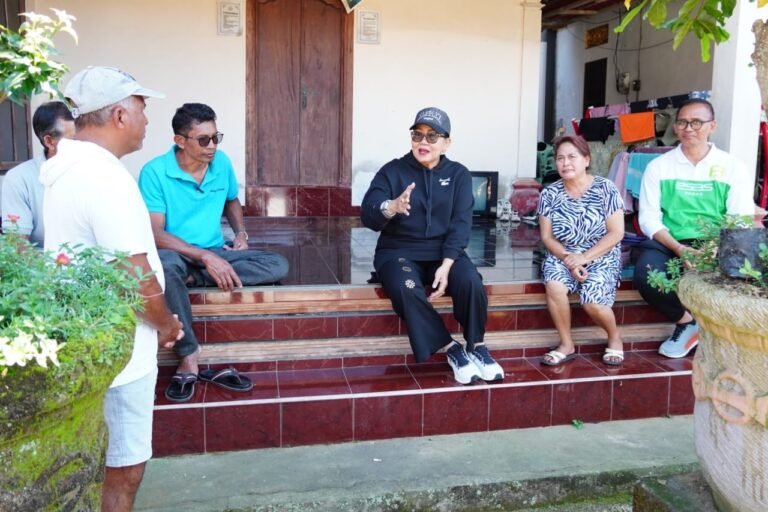 Putri Koster Tinjau Telajakan Desa Adat Batu Lantang, Berikan Apresiasi Rp20 Juta untuk Warga