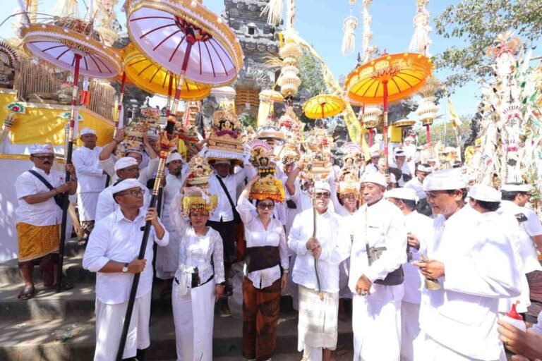 Dipuput Sembilan Sulinggih Walikota Jaya Negara Hadiri Puncak Karya Padudusan Agung di Segara Rupek