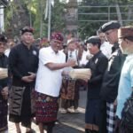 Jelang Galungan dan Kuningan, PHDI dan Bakesbangpol Kota Denpasar Bagikan 300 Paket Daging Babi Kepada Masyarakat