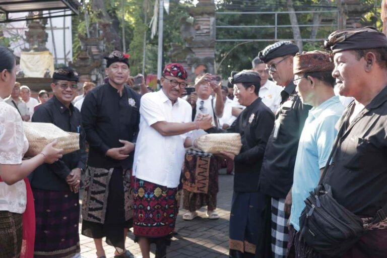 Jelang Galungan dan Kuningan, PHDI dan Bakesbangpol Kota Denpasar Bagikan 300 Paket Daging Babi Kepada Masyarakat