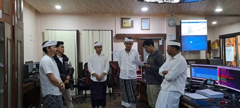 Di Balik Terangnya Galungan, Ada Dispatcher PLN yang Tetap Siaga Menjaga Listrik Bali