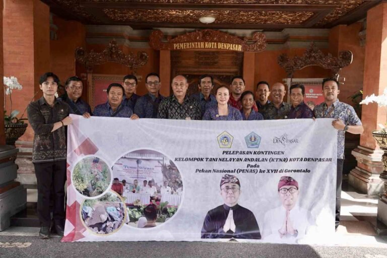 Walikota Jaya Negara Melepas Secara Resmi Kontingen KTNA Denpasar Menuju Penas XVII Gorontalo