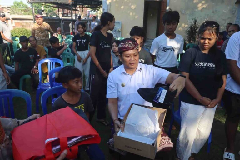 Lewat CSR BUMDesma, Bupati Kembang Bantu Seragam Anak Yatim