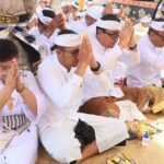 Walikota Jaya Negara Hadiri Bhakti Pujawali di Pura Sakenan