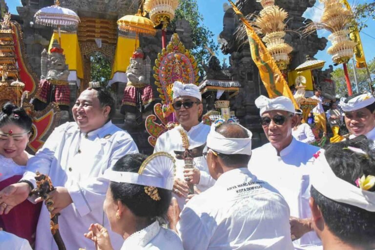 Walikota Jaya Negara Nuek Bagia Pulakerti, Tandai Penyineban Karya Agung di Pura Dang Khayangan Payogan Agung dan Taman Beji Segara Rupek