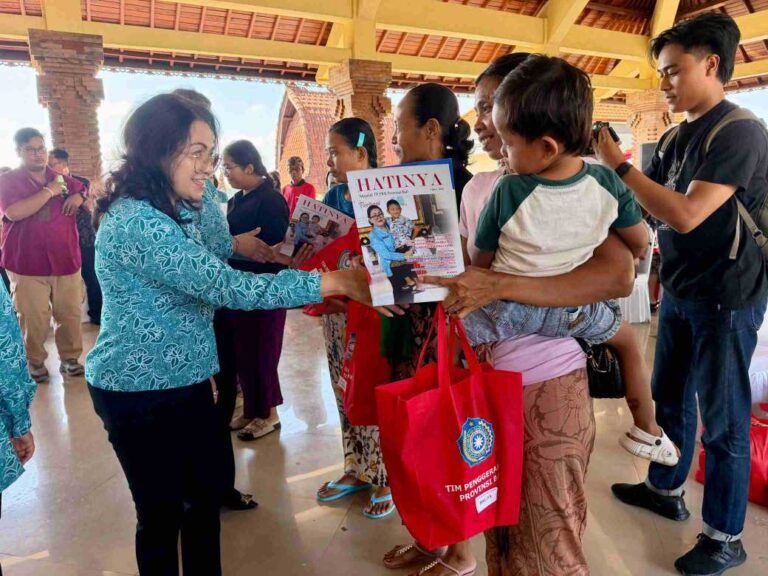 PKK Badung Bersinergi dengan TP. PKK Provinsi Bali Salurkan Bantuan di Tiga Desa