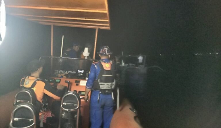 Perahu Pemancing Terbalik di Perairan Sanggalangit, Enam Orang Berhasil Dievakuasi Selamat