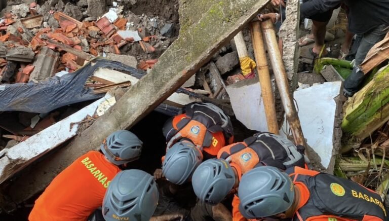 Ricardo, Korban Banjir Bakti Seraga Ditemukan Tertimbun di Reruntuhan