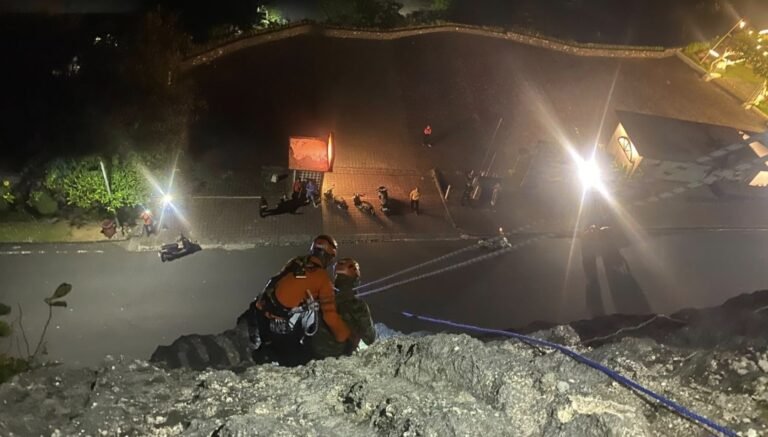 Pria yang Hendak Selamatkan Anjing Terjebak di Tebing Pantai Pandawa, Tim SAR Lakukan Evakuasi Malam Hari