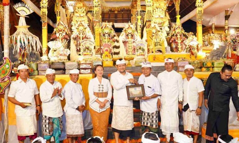 Wakil Bupati Badung Hadiri Prosesi Nganyarin di Pura Dalem Pingit Bongkasa