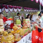 Puluhan UMKM Meriahkan Pekenan Galungan OJK Bali, Ribuan Canang Habis Diserbu Masyarakat