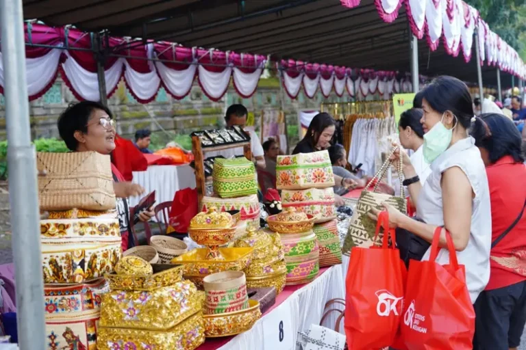 Puluhan UMKM Meriahkan Pekenan Galungan OJK Bali, Ribuan Canang Habis Diserbu Masyarakat