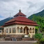 Dibalut Keindahan Pemandangan Alam Inilah Masjid di Atas Awan, Perpaduan Bali dan Lombok