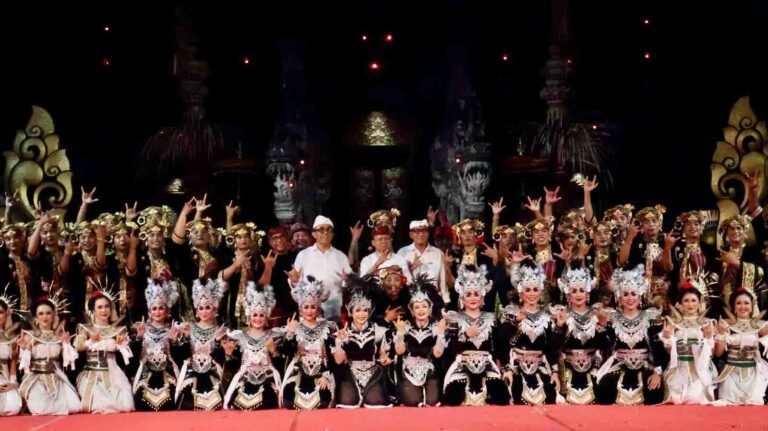 Tampil Luar Biasa, Sekaa Gong Tri Tunggal Desa Adat Tanjung Bungkak Duta Kota Denpasar Sukses Sihir Ribuan Penonton PKB XVIII