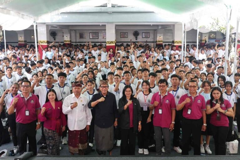 Jadi Narasumber pada MPLS SMK PGRI 3 Denpasar, Sekda Eddy Mulya Tekankan Pendidikan Karakter dan Bijak Bermedia Sosial