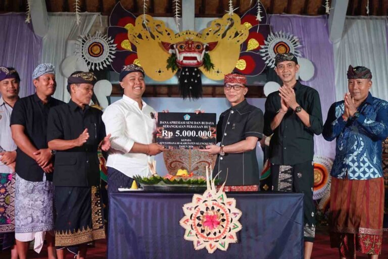 Hadiri HUT ST. Putra Agung ke-43, Bupati Satria Ajak Pemuda Pegang Teguh Menyama Braya