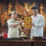 Maknai Hari Tumpek Krulut, Bupati Satria dan Wabup Tjok Surya Serahkan Bantuan Kursi Roda Hingga Korban Bencana