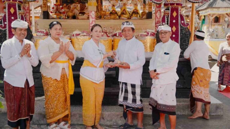 Ketua WHDI Badung Hadiri Karya Melaspas Pura Gunung Sari Bongkasa